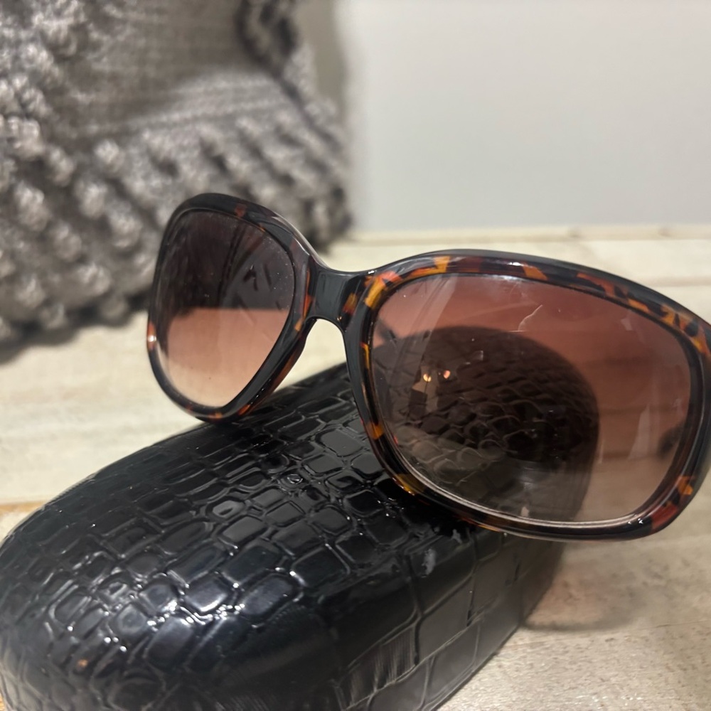 ❤️Vince Camuto Designer ASVC0518-R Sunglasses - Picture 2 of 8